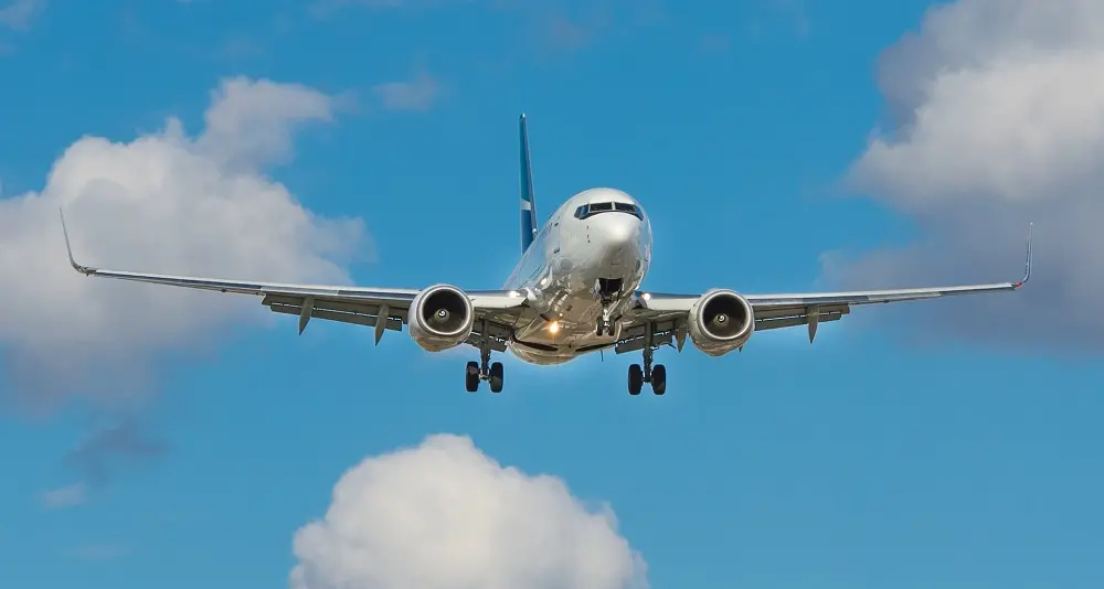 Attacco di diarrea in volo, aereo fa dietrofront per rischio biologico