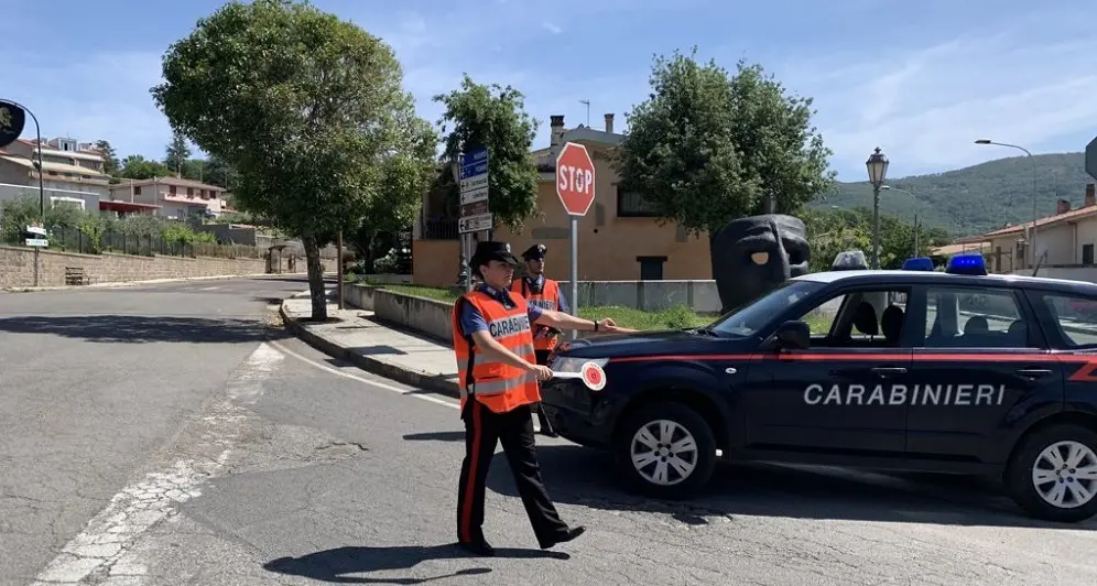 Mamoiada. In giro per il centro con un'ascia, minaccia le persone: arrestato