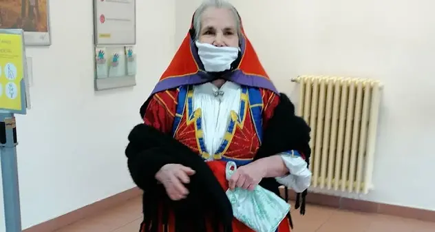 Andare alla posta, in abito tradizionale, ai tempi del Coronavirus: è successo a Desulo