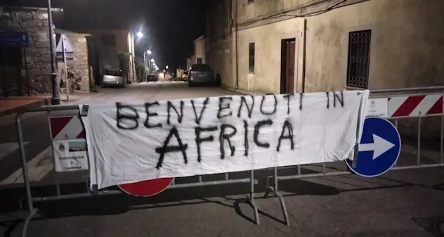 Migranti in tende a Villanovaforru, compare striscione: “Benvenuti in Africa”