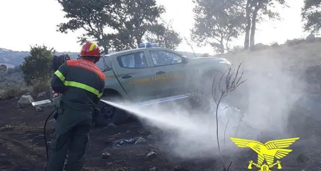 La Sardegna continua a bruciare: elicottero in azione a Orani