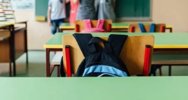 Scuola chiusa a Cagliari: le famiglie provano a far entrare i bimbi