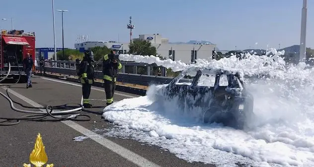 Auto prende fuoco sulla 131 all’ingresso di Olbia