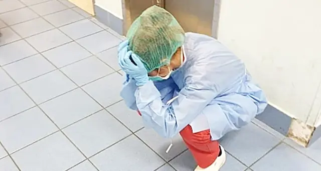 Coronavirus, Laura “donna e lavoratrice coraggio”. La foto dell’addetta alle pulizie dell’Ospedale civile che spezza il cuore