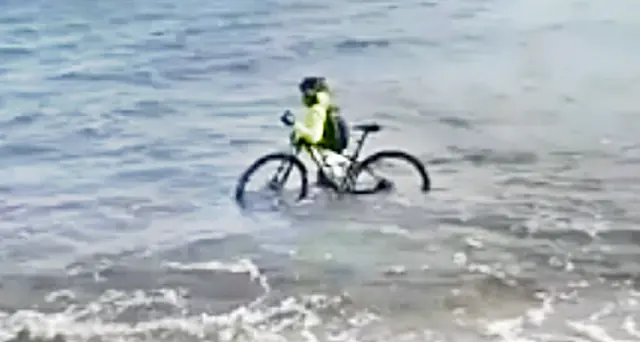 Coronavirus, ciclista a mollo in mare con la sua bici per evitare i controlli. Denunciato. IL VIDEO