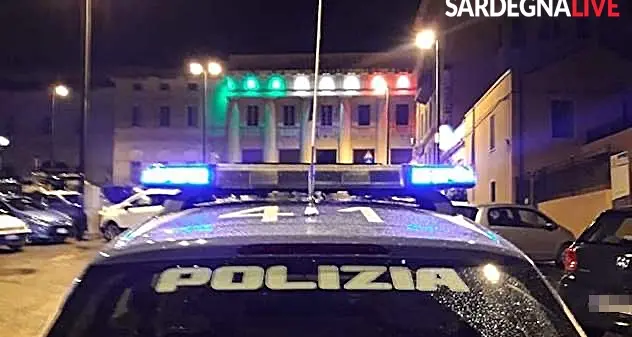 Coronavirus, il tricolore sovrasta l’ospedale San Giovanni di Dio e la Volante della Polizia protegge la città. LE FOTO-SIMBOLO