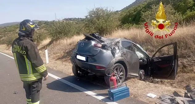 Auto fuori strada sulla 131 Dcn: feriti padre e figlio