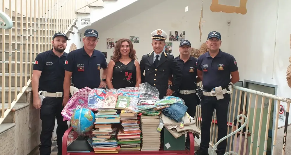 Sassari. Dalla Polizia locale tanti doni ai bimbi per iniziare bene l’anno scolastico