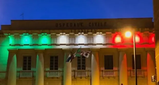 Il San Giovanni di Dio illuminato con il tricolore