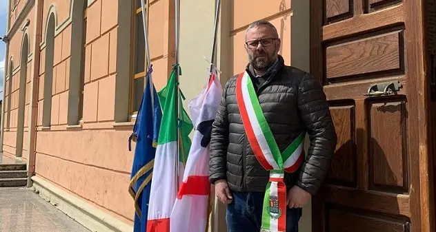 Bandiere a mezz’asta a Desulo