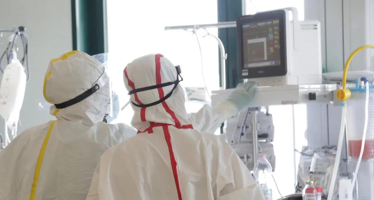 Covid, più ricoveri e intensive, su ospedali 'impatto limitato ma in aumento'