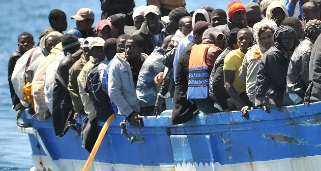 Migranti Lampedusa, donna partorisce durante sbarco: bimbo morto poco dopo