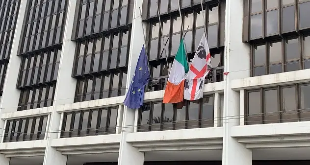 Bandiere sarda, italiana ed europea a mezz’asta: anche il Consiglio regionale commemora le vittime del Coronavirus