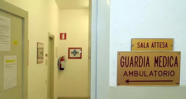 Sdegno e preoccupazione delle guardie mediche: \"15 euro all'ora per essere ogni giorno in prima linea e rischiare la vita\"