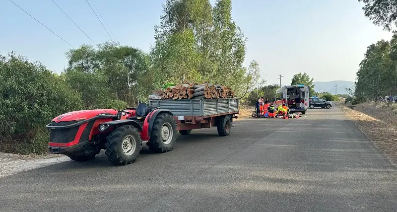Incidente mortale sulla strada per Gonnosfanadiga: 58enne cade dal trattore e muore