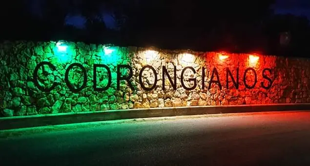 Il tricolore illumina la scritta \"Codrongianos\"