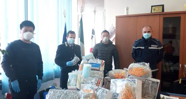 La comunità cinese dona mascherine, disinfettante e occhiali protettivi alla città