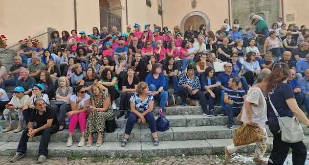 Sei mesi per una radioterapia, protesta in piazza a Fonni