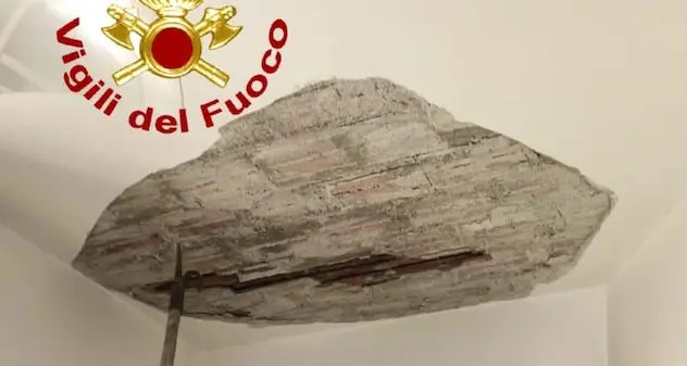 Porto Torres. Cede intonaco del soffitto in una casa popolare, donna ferita