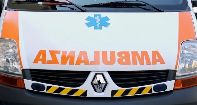 Infortuni: operaio 73enne cade da tetto e precipita su auto nel milanese, è grave