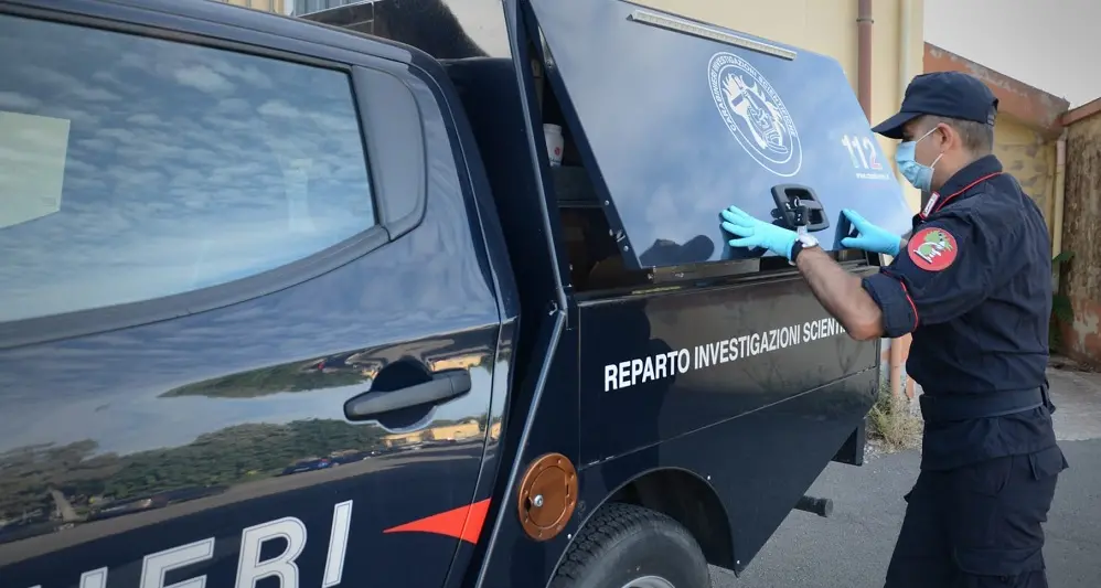 Ladro seriale a Guspini. Ruba denaro, profumi e una fotocamera: incastrato dal Ris