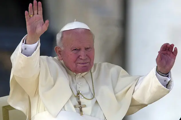 Pope John Paul II greats the faithfull as he arrives  for an audience to the Rome\\'s Bank employee and to the Messina, Turin and Trento dioceses in St. Peter\\'s Square at the Vatican,  Saturday November 11, 2000. This weekend marks the Vatican\\'s Holy Year celebrations for the world of agricolture. (AP Photo/Marco Di Lauro)