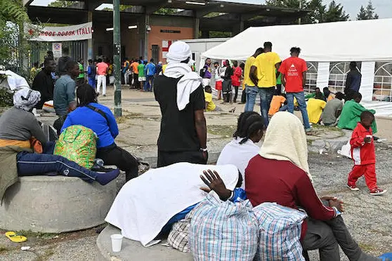 Un momento della vita dei migranti all\\'interno del centro di accoglienza della Croce Rossa di Via Tres a Torino, 20 Settembre 2023. Il Centro accoglie cinquecento persone in una struttura da 140-180 posti. ANSA/ALESSANDRO DI MARCO \\n\\nA moment in the life of migrants inside the Red Cross reception centre in Via Tres in Turin, 20 September 2023. The Center welcomes five hundred people in a structure of 140-180 seats. ANSA/ ALESSANDRO DI MARCO