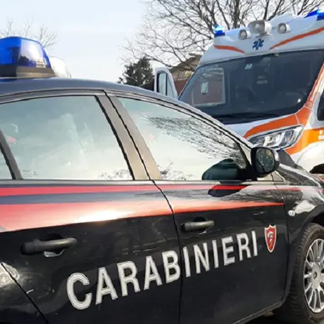 Accoltella la moglie davanti ai figli, poi fugge in auto ma si schianta: grave la donna
