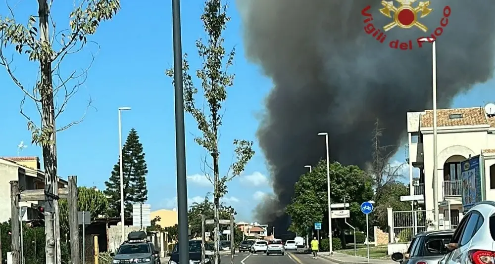 Vegetazione in fiamme a Selargius: lambite alcune abitazioni