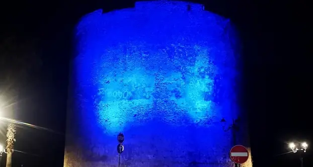 La Torre di Sulis illuminata di blu