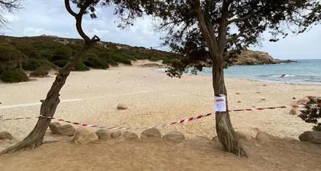Presunto ordigno bellico a Cala Cipolla, spiaggia evacuata e chiusa