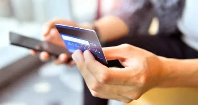 Shopping online con la carta di credito dell’amico morto: indagato 40enne
