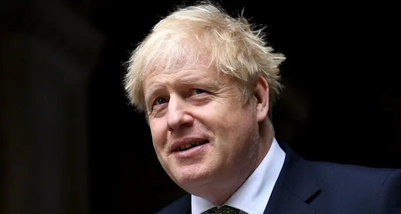 Tata sorseggia un bicchiere di vino con Boris Johnson: la moglie Carrie la licenzia in tronco