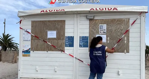 Sequestrato un chiosco bar abusivo sulla spiaggia ad Alghero
