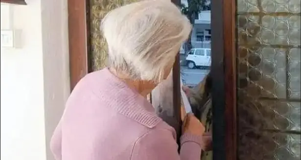 Allarme distribuzione mascherine e falsi controlli. Il Comune: “Stanno circolando delle persone che si spacciano per volontari o agenti delle Forze dell’Ordine”