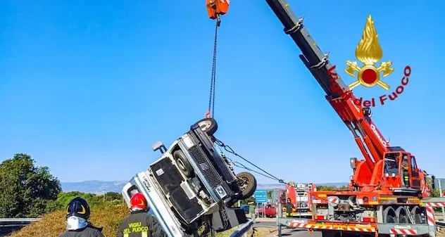 Abbasanta. Incidente allo svincolo della 131, camper si ribalta