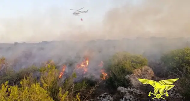 Ancora fiamme in Sardegna: elicottero in azione a Villamar