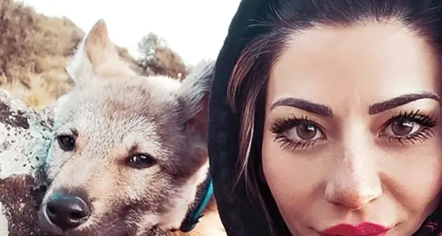 Serena Farci e il suo amico cane lupo Biker: insieme per superare il Coronavirus