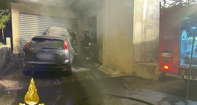Auto in fiamme a Bono, nessun ferito