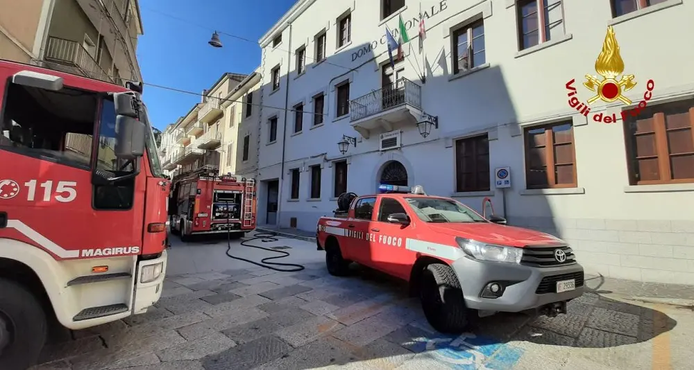 Bitti. Fiamme in municipio: a fuoco l'archivio comunale