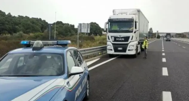 Fermato sulla Sassari-Olbia ubriaco alla guida di un tir e senza patente