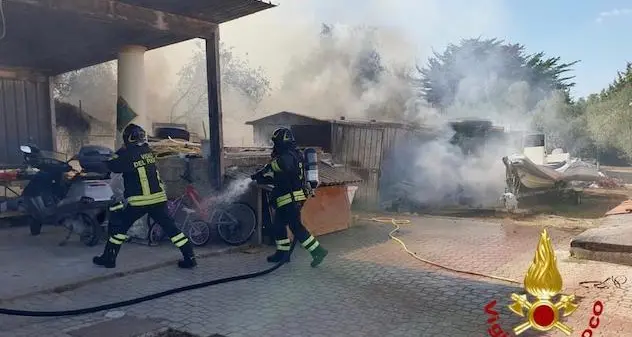 Sassari. Fiamme in un magazzino, esplode una bombola