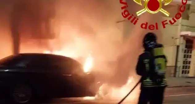 Autovettura a fuoco a Sassari: evacuata un’abitazione