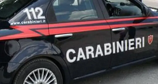 Citofona ai vicini e accoltella una 17enne: fermato un 52enne