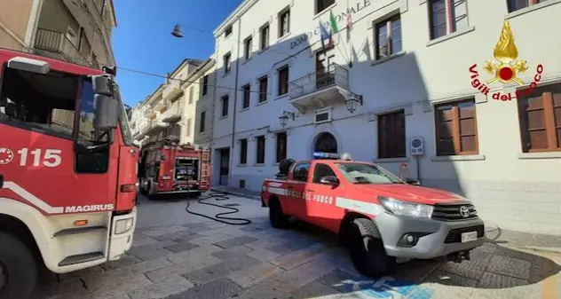 Bitti, l’incendio scoppiato nel palazzo comunale sarebbe doloso