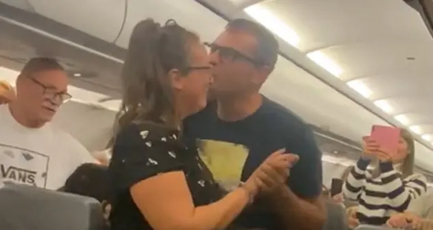 Il Coro di Loiri intona “S’aneddu” durante una proposta di matrimonio in aereo. IL VIDEO