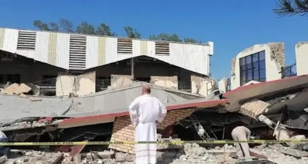 Crolla il tetto della chiesa durante il battesimo: almeno 9 morti e decine di feriti