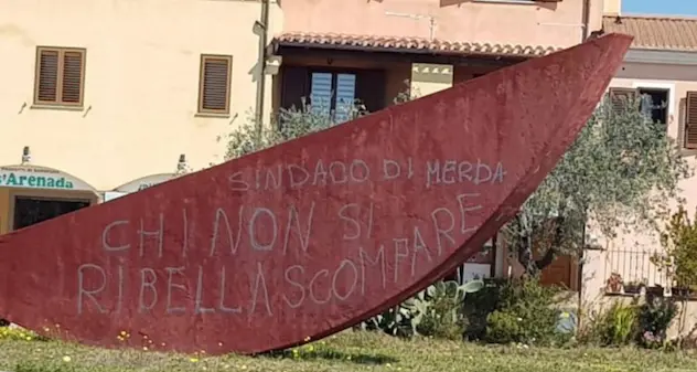 Atto vandalico nelle opere del museo a cielo aperto. Insultato anche il sindaco