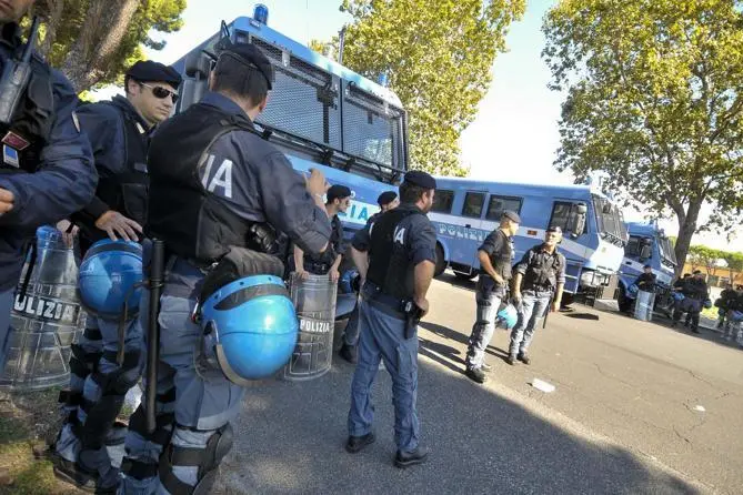 Foto LaPresse\\r22-09-2013 Roma\\rCronaca\\rDerby Roma-Lazio, forze dell\\'ordine e tifosi fuori lo stadio Olimpico 