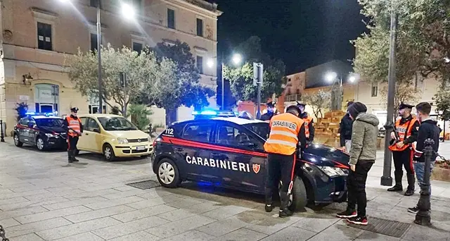 Scoperto a realizzare una molotov da lanciare alla madre e alla sua compagna. Arrestato dai Carabinieri